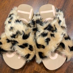 Toms manmade material fur slippers (sz 7)